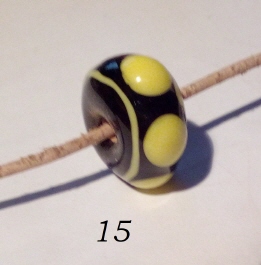 schmale schwarze Perle mit 6 gelben Punkten und Schultern