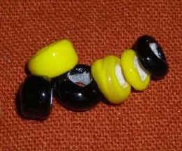 kleine schwarze und gelbe Glasperlen