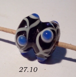 schwarze doppelte Perle mit je vier abstehenden weiß-blauen Schichtaugen in weißer Achterschleife