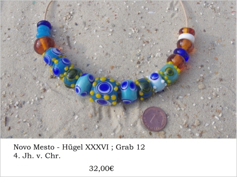 vier Bernsteinperle und drei blaue, zwei türkise Perlen mit paarigen Schichtaugen und sieben Schichtaugenperlen  in verschiedener Form und Farben mti Nuppen