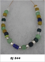 eine Kette aus etwa 30 Perlen in grün, blau, gelb sowie mit Silberfolie überzogen