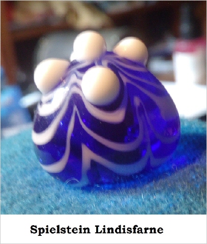 Replik Spielstein Lindesfarne; ein halbes Ei, hellblau durchsichtig, weiße spiralige Fasenauflage, fünffach nach oben verzogen, 5 weiße Nuppen als Krone