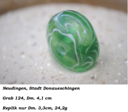 große, schmale grüntransluzende mit wirbelförmig verzogender spiralger weißer fadenauflage