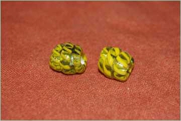 zwei Glasperlen, nur aus gelb-grünem Reticella