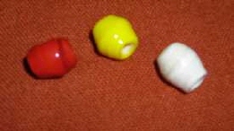 je eine rote, gelbe und weiße doppelkonische Perle