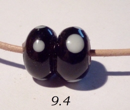 doppelte schwarze Perle mit je drei weißen Punkten
