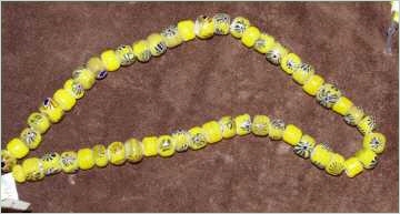 Glasperlen Rus Wikinger, 110 gelbe Perlen, grüne Verzierung