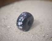 schwarze gesprenkelte Perle