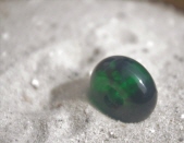 dunkelgrüne transluzende Perle