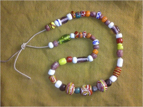 Glasperlenkette mit vielen einfarbigen Perlen der Bajuawren, rot, weiß, orange, gelblich