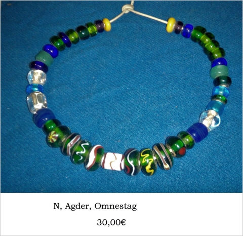 20cm, grüne, blaue und drei weiße Perlen, wenige bunte mit Fadenauflage