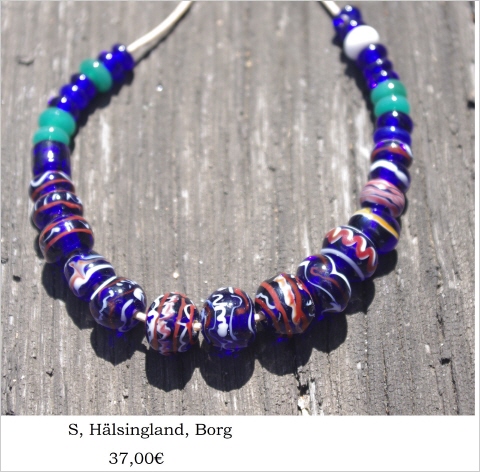 30cm lange Kette, einige blaue und türkise  Perlen, mittig viele blaue transluzende weiß und rot verzierte Glasperlen