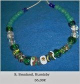 Glasperlenkette mit vielen hellgrünen opaken perlen, eingie kleine blaue, etwa 10 verzierte, davon eine weiß