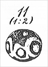 s/w Zeichnung einer dunklen Perle mit 5 Punkten innerhalb einer Achterschleife