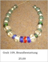grüne und klare Perlen, (je etwa 120), zwei blaue, eine weiße mit roter Wellenlinie